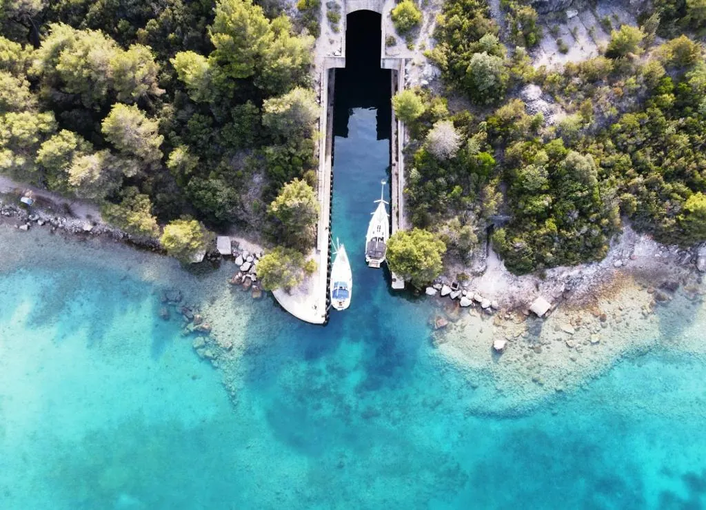 Dugi otok: tunnel, Golubinka cave and Sakarun, photo 3